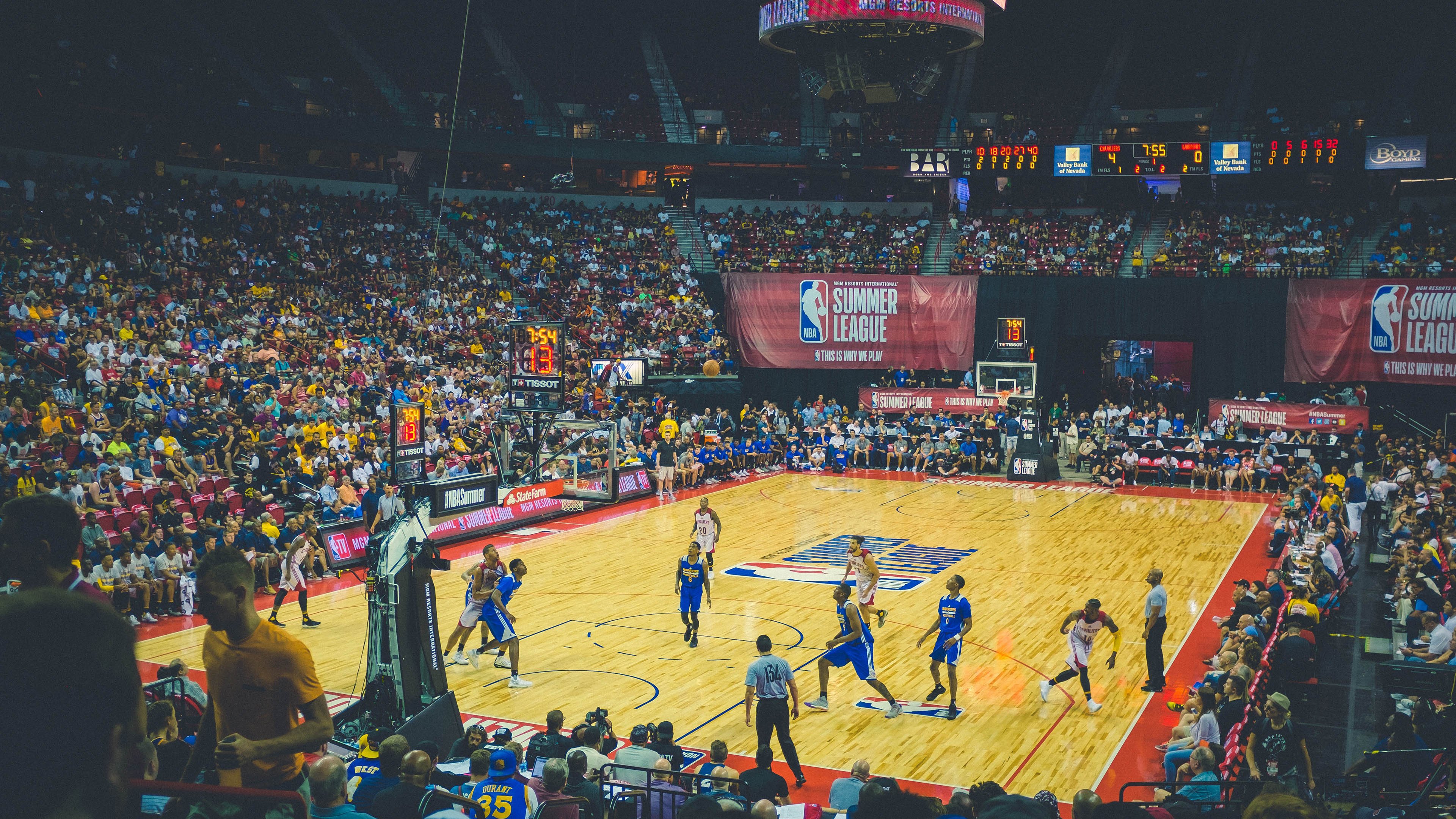 星空体育-库里连续五场比赛得分超过问鼎冠军，独行侠挑战极限！  第1张